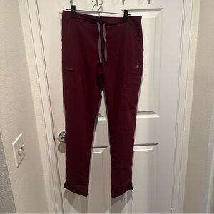 Figs Women’s Straight Leg Scrub Pants in Maroon. Size M Tall.